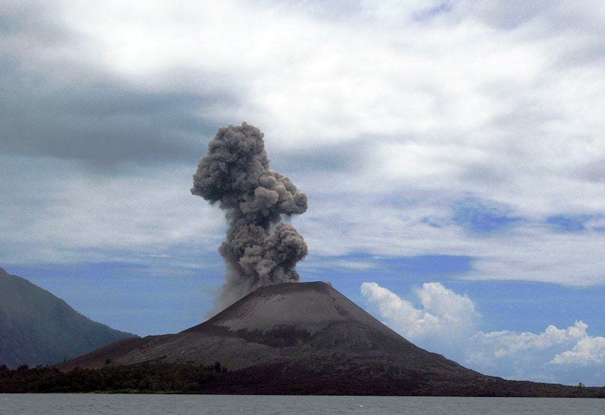 Gunung Anak Krakatau Erupsi Menerus, Semburkan Lava Air Mancur