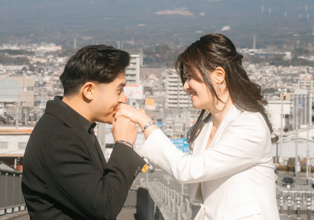 9 Tahun Setelah Bertemu di Jepang, Jerome Polin Lamar Gracia Caroline di Depan Gunung Fuji